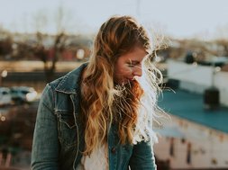 Wenn der Frühling kommt und die Stimmung sinkt Artikel Frühjahresmüdigkeit junge Frau