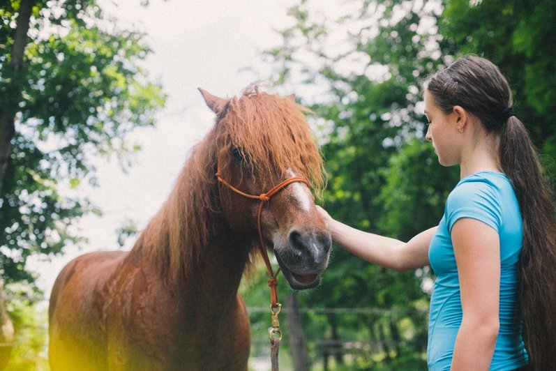Artikel frühkindlicher Autismus: Mädchen mit Ponny