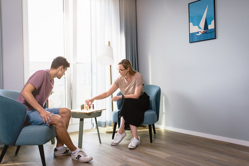 Junger Mann in Gespräch mit Psychologin