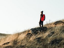 Artikel Stressabbau: Frau auf einem Hügel