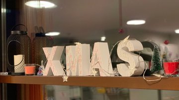 Weihnachtsstimmung in der Oberberg Fachklinik Konraderhof Köln Hürth Artikel Weihnachten: Xmas Schriftzug auf einem Regal