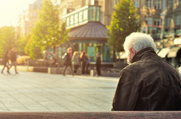 Artikel Lärm alter Mann auf Bank