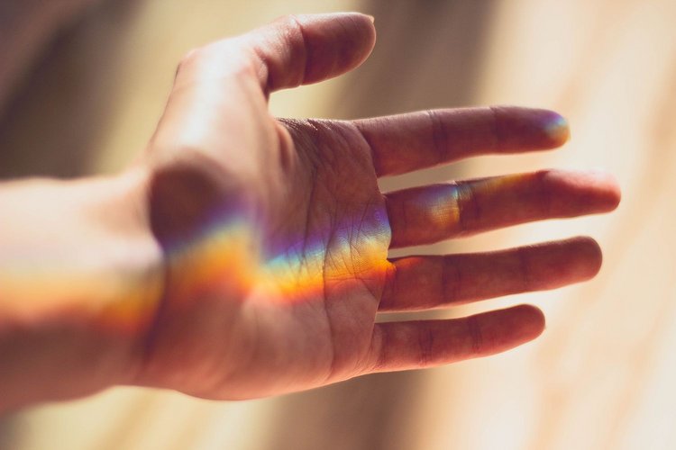 Artikel Autismus Lichtstrahl auf Hand