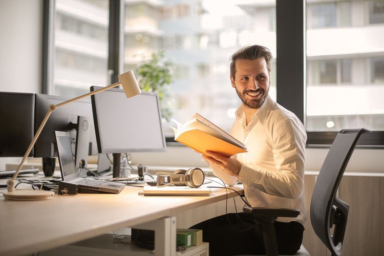 Artikel Bossing Mann sitzt am Schreibtisch