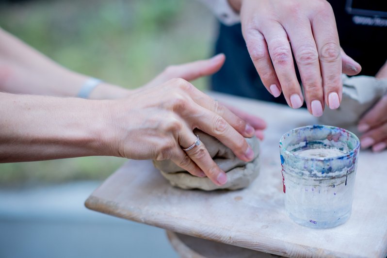 Hände formen eine kleine Schale aus Ton