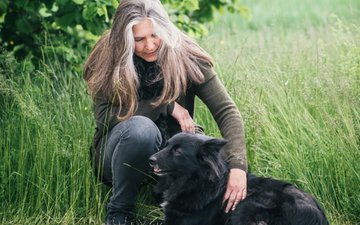 Die Borderline-Persönlichkeitsstörung: ein Leben am Rande des Aushaltbaren Artikel Borderline: Frau mit schwarzem Hund im Gras