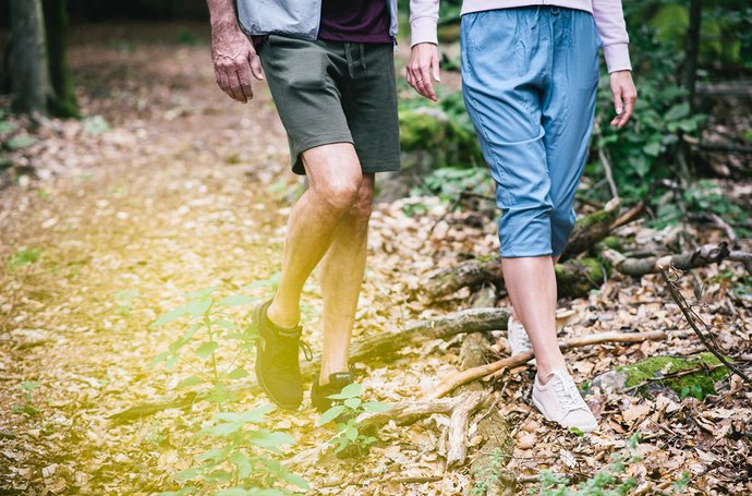 Therapeutin im Gespräch mit ihrem Patienten bei einem erholsamen Waldspaziergang