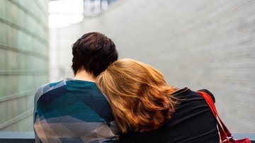 Mental Health: Psychisch gesund in der Pandemie Eine Frau, die sich an einen Mann anlehnt