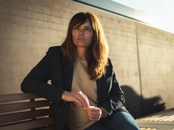 Was sind die 5 Phasen der Depression? sitzende frau