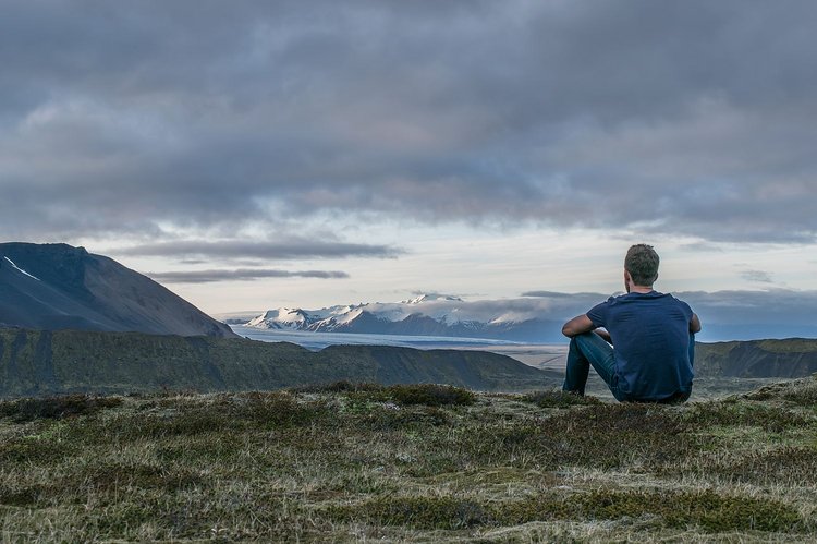 Artikel Midlife-Crisis Mann auf Berg