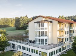 Oberberg Fachklinik Rhein-Jura  Die Oberberg Fachklinik Rhein-Jura aus der Vogelperspektive. Im Hintergrund Wiesen und Bäume.