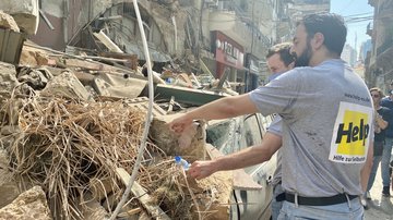 Explosion Beirut: Zerstörtes Gebäude mit Mitarbeiter einer Hilfsorganisation