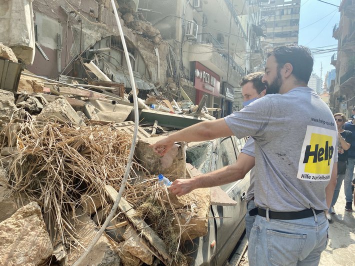 Explosion Beirut: Zerstörtes Gebäude mit Mitarbeiter einer Hilfsorganisation