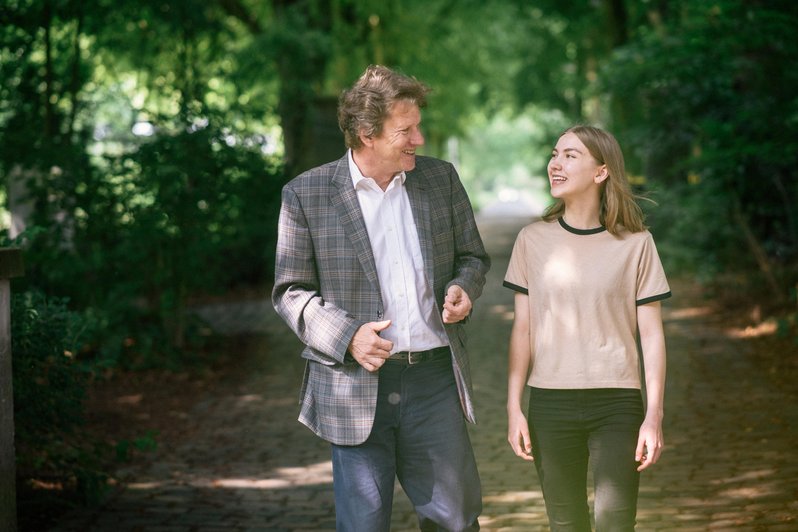 Therapiegespräch zwischen Psychotherapeut und Patientin Individuelle Therapiekonzepte als Erfolg versprechender Ansatz zur Behandlung unterschiedlicher psychologischer Krankheitsbilder: Therapeut und Patientin im Gespräch, im Hintergrund Bäume