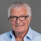 Porträtfoto Dr. med. Martin Marianowicz, Ärztlicher Direktor, Facharzt für Orthopädie, Schmerztherapie und Sportmedizin, Fellow of Interventional Pain Practice FIPP