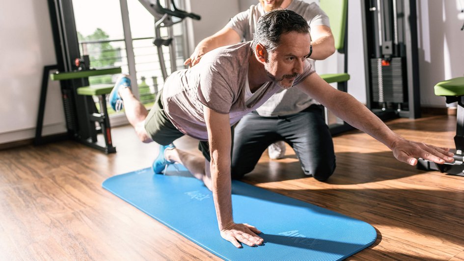 Männlicher Patient macht eine Yogaübung