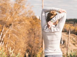 Neues Therapieprojekt in der Rhein-Jura Klinik: Vertrauen und Selbstvertrauen stärken durch Bouldern Artikel Oberberg Rhein-Jura Klinik Frau vor Wald