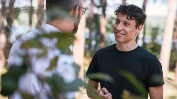 Resilienz stärken Artikel Resilienz stärken, Therapeut und Patient im Wald