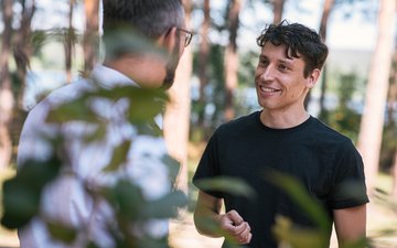 Resilienz stärken Artikel Resilienz stärken, Therapeut und Patient im Wald