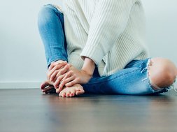 Zwangsstörungen behandeln: Selbsthilfe & Therapiemöglichkeiten Artikel Zwangsstörungen Frau sitzt auf dem Boden