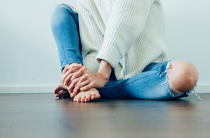 Zwangsstörungen behandeln: Selbsthilfe & Therapiemöglichkeiten Artikel Zwangsstörungen Frau sitzt auf dem Boden