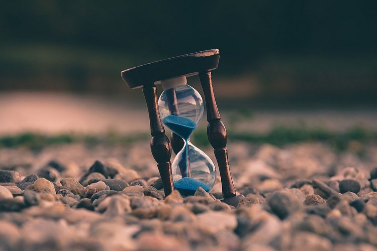 Trauerbewältigung symbolisiert durch eine Sanduhr