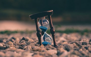 Trauer und Trauerbewältigung: Wie Menschen Abschied nehmen und ab wann Trauer krankhaft wird Artikel Trauerbewältigung: Sanduhr im Boden