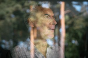 ADHS behandeln Mann hinter spiegelnder Fensterscheibe in Behandlungsraum