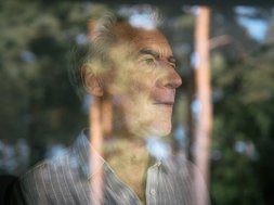 ADHS - Mann hinter einer reflektierenden Scheibe