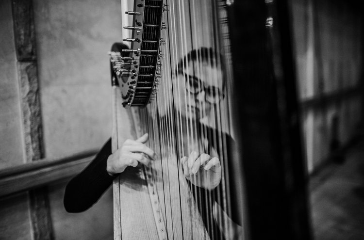 Ewa Matejewska Schwarz-Weiß Bild mit Harpe