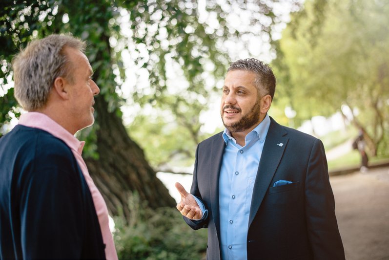 Chefarzt im Gespräch mit Patienten bei gemeinsamen Spaziergang