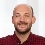 Porträtfoto Nils Bosse, Stv. Pflegedienstleitung Oberberg Parkklinik Wiesbaden Schlangenbad