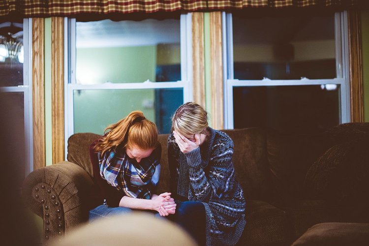 Gemeinsame Trauer: Paar sitzt auf Sofa