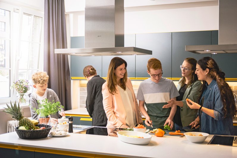Patienten kochen zusammen in der Küche