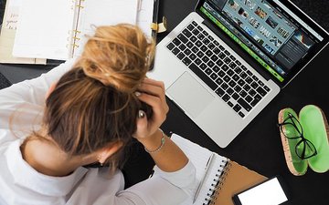 Frau sitzt vor dem Computer und ist verzweifelt