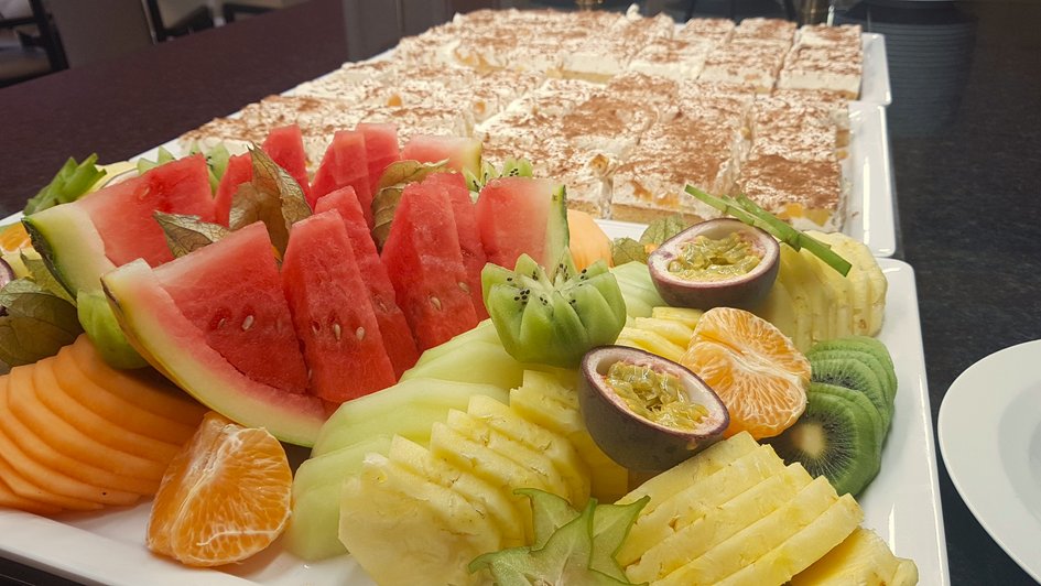 große Auswahl an Obst und Kuchen