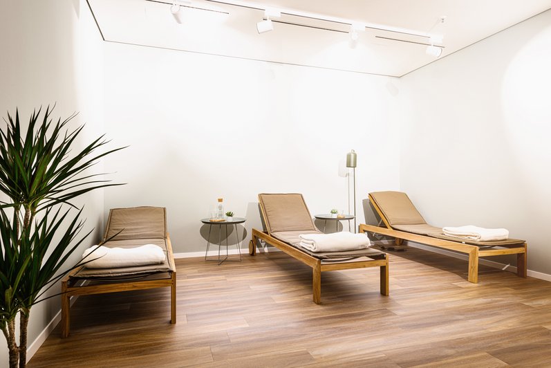 3 Liegen in einem Raum zur Entspannung