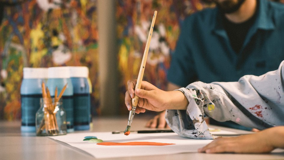 Hand mit Pinsel beim malen