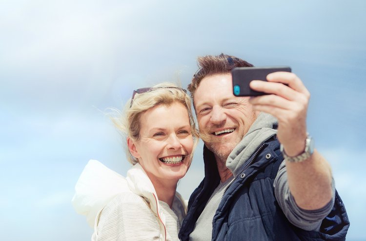 Paartherapie: Älteres Paar macht ein Selfie