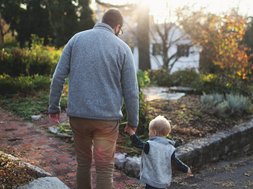 Von wegen Stille Nacht, Heilige Nacht: Weihnachtsstress in der Familie Artikel Weihnachten Vater mit Sohn