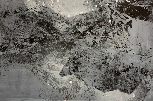 Kunstwerk mit Bergen und Schnee, in grau und schwarztönen gehalten