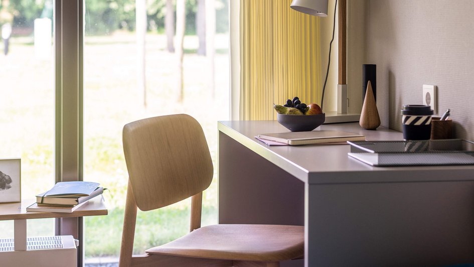 Schreibtisch Patientenzimmer Oberberg Fachklinik Konraderhof