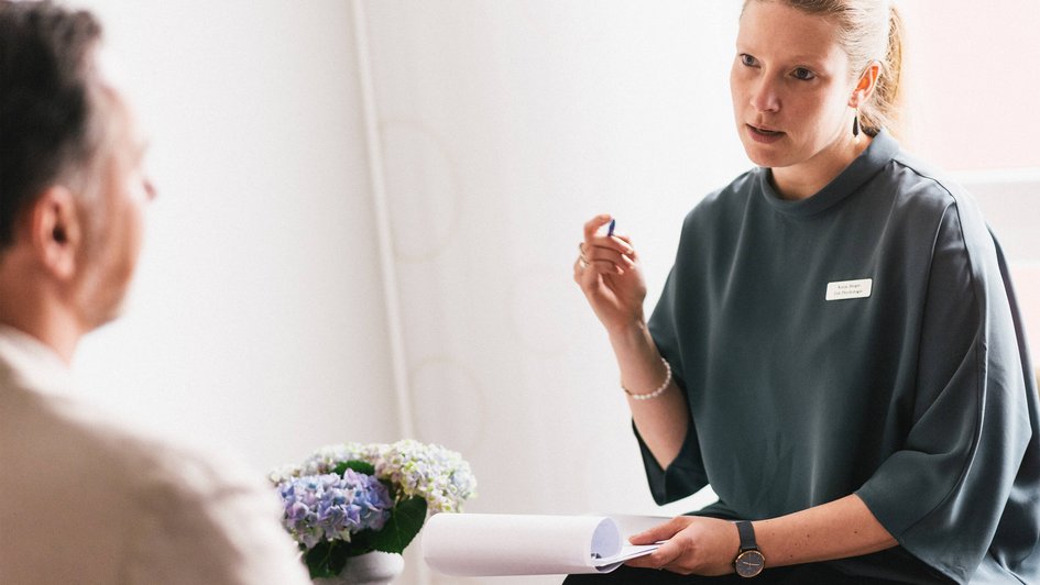 Dipl.-Psych. Katja Berger im Gespräch mit Patient