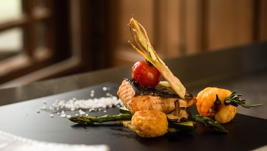 schick angerichtetes Essen aus Fisch und Gemüse