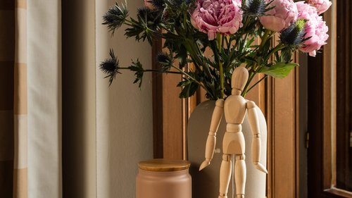Veranstaltungen und Neuigkeiten Oberberg Fachklinik Mönchengladbach Oberberg Fachklinik Mönchengladbach, Holzpuppe vor Blumen