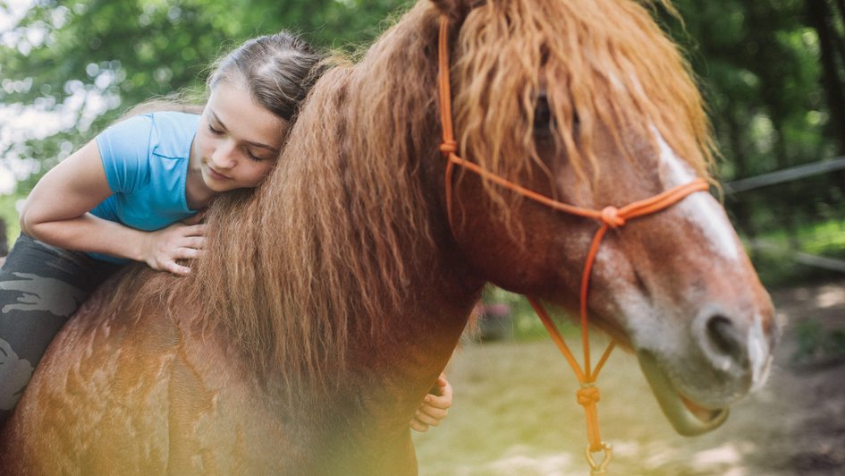 Junges Mädchen auf einem Pferd