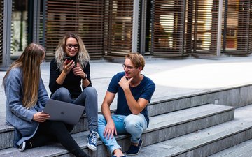 Jeder kann Depressionen haben, ohne dass man das von außen erkennt Artikel Depressionen: Gruppe von Jugendlichen auf einer Treppe