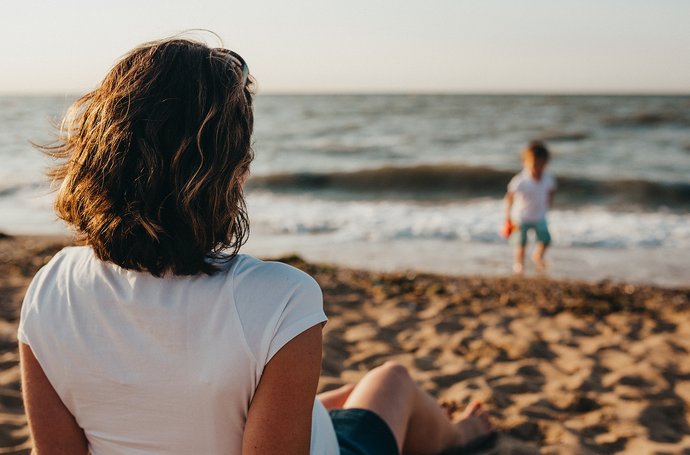 Blogartikel Essstörungen Frau am Strand