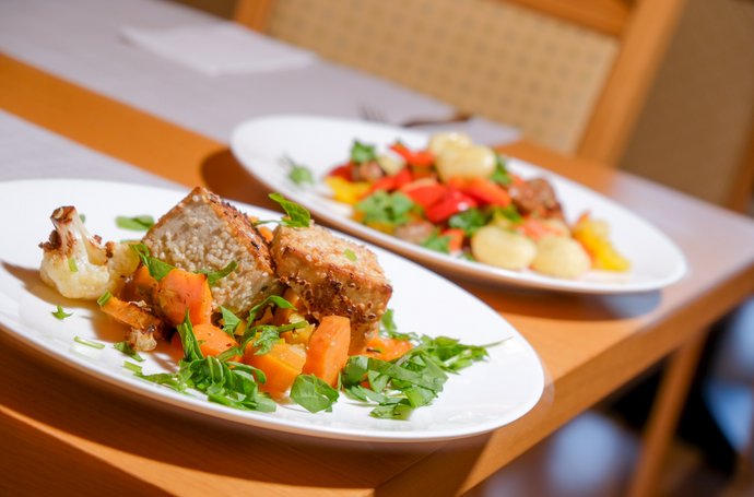zwei Teller mit lecker angerichtetem Essen
