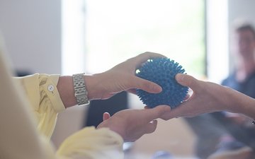 Psychotherapie: Effekt lässt sich im Gehirn nachweisen Artikel Psychotherapie Ball in einer Hand